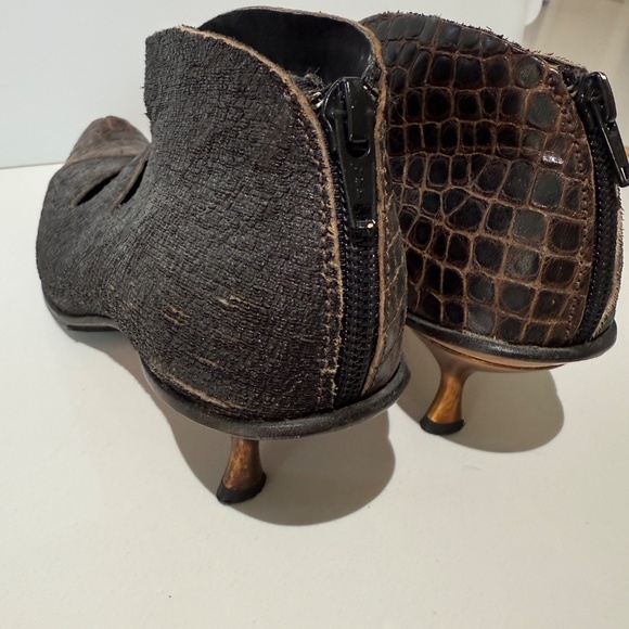 Cydwoq Handmade Vintage Shoes with 2 tone Leather & Copper Kitten Heel - Picture 5 of 11